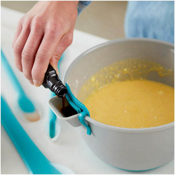 Wilton Versa Tools Measure & Pour Mixing Bowl - Image 3